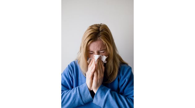 Ако кихате, кашляте, имате хрема или температура, обадете се на личния си лекар от вкъщи, не ходете на място.