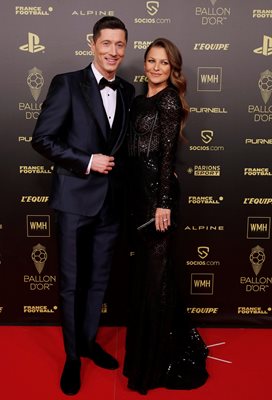 Роберт Левандовски и съпругата му Ана показват 24-каратови усмивки на церемонията за връчването на “Златната топка” в Париж.