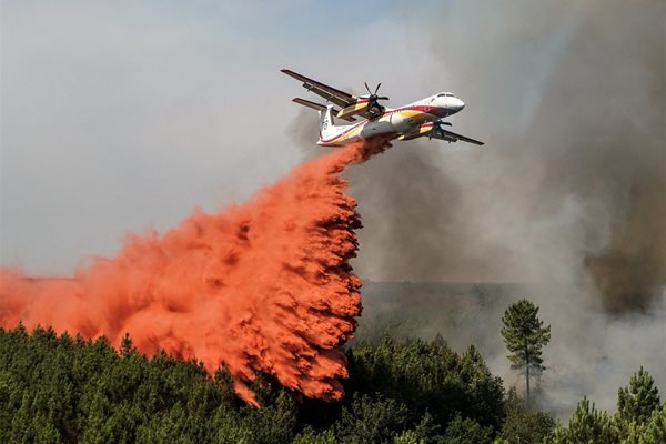 Противопожарен самолет се бори с пламъците в Югозападна Франция.
