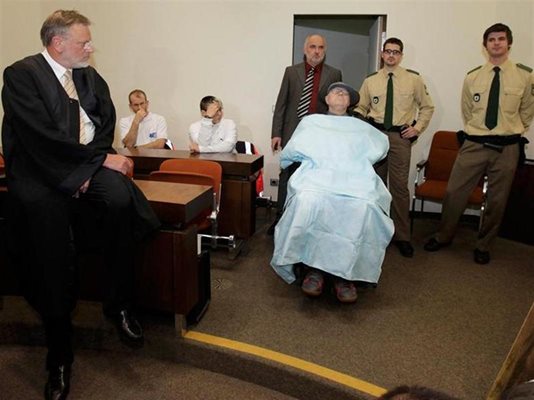 Довеждат обвиняемия Демянюк, покрит с одеяло и на инвалидна количка, в съдебната зала в Мюнхен.
СНИМКИ: РОЙТЕРС