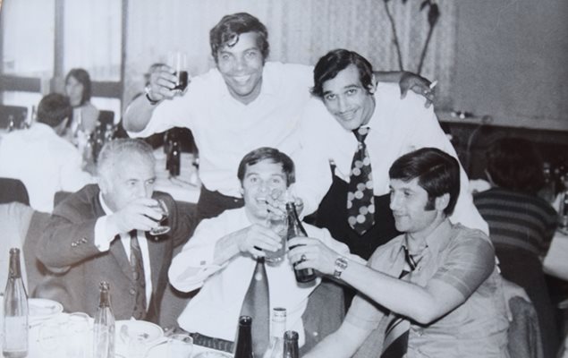 Цецо Атанасов (в средата долу) празнува със съотборници и приятели