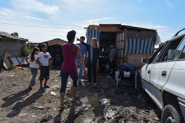 Стотици български роми, работещи в земеделието до Фоджа, живеят при мизерни успловия СНИМКИ: Виолина Христова