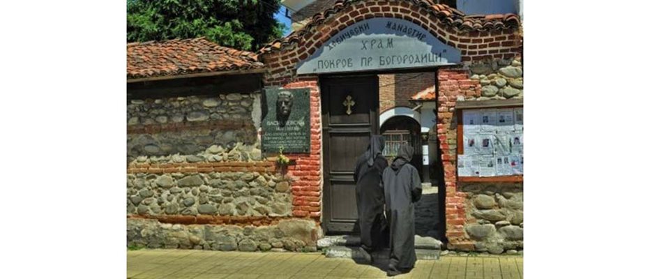 Девическият манастир често подслонява певицата