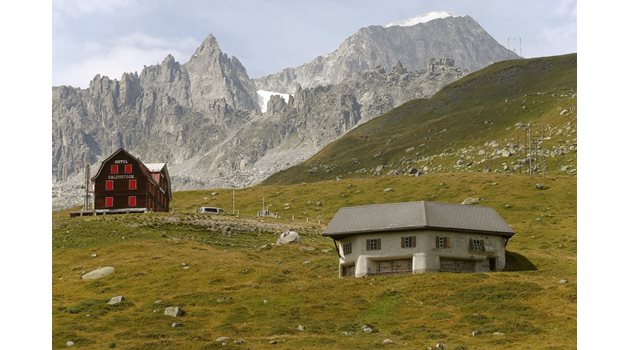 Швейцария изгражда първите подземни скривалища под Алпите.