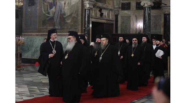 Митрополитите се покланят пред Негово Светейшество патриарх Неофит