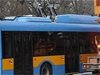 Метален елемент от тролейбусната мрежа падна и се заби в автомобил в Добрич
