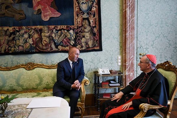 Харадинай е на официално посещение във Ватикана, където днес се срещна с държавния секретар кардинал Пиетро Паролин СНИМКА: фейсбук/RamushHaradinajOfficial
