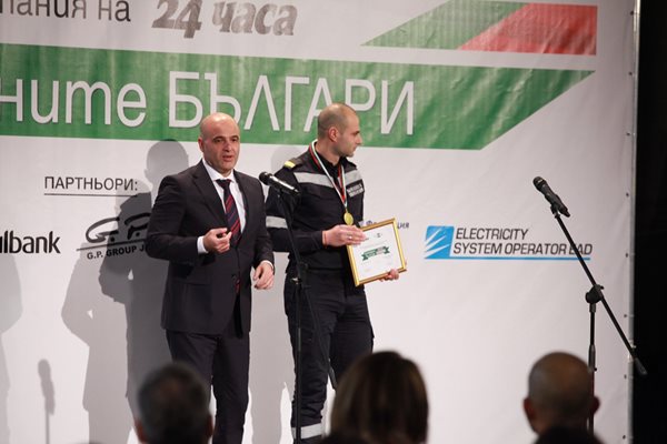 Министър-председателят на Северна Македония Димитър Ковачевски награди пожарникаря Давид Гълъбов. 