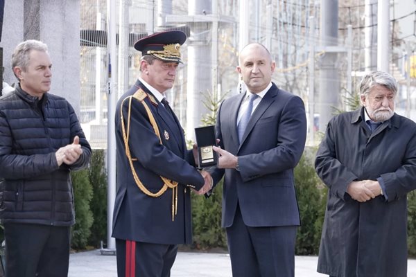Президентът Румен Радев и шефът на пожарната Николай Николов.