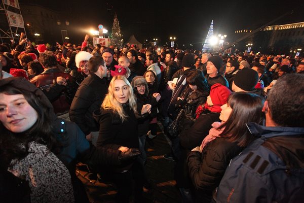 Традиционното Дунавско хоро ще се играе на площада в София и тази Нова година.

СНИМКА: НИКОЛАЙ ЛИТОВ