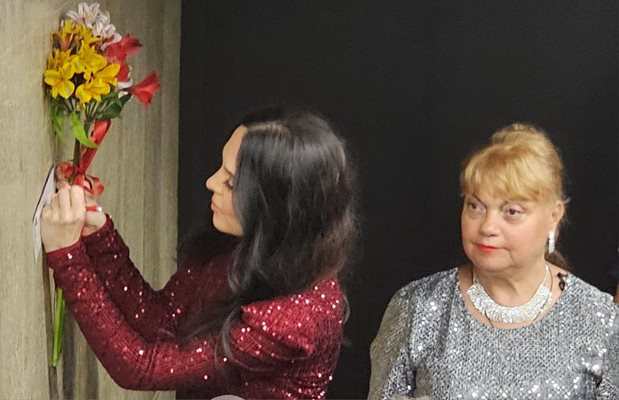 Сексапилната Лола Астанова с “десерт” за феновете след концерта в София