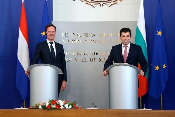 Kirill Petkov et Mark Rutte lors d'une conférence de presse à Sofia en mai 2022.