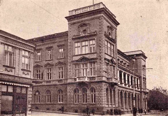 През 1908 г. отваря сладкарница "Цар Освободител", която в началото не е била толкова популярна, колкото между двете световни войни. Това е същото помещение, което много хора наричат Писателското кафене.