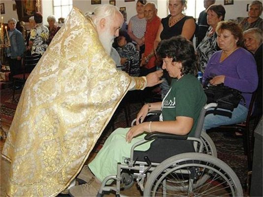 Чудо: Поп каза &quot;Стани&quot; на жена в инвалидна количка и тя проходи