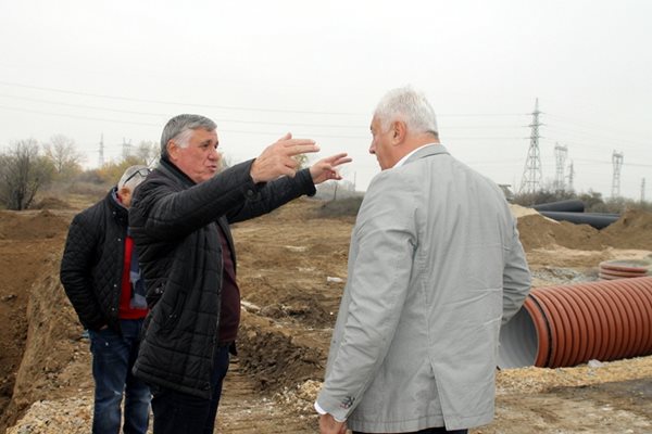 Областният управител Здравко Димитров (вдясно) направи поредна инспекция на Асеновградско шосе