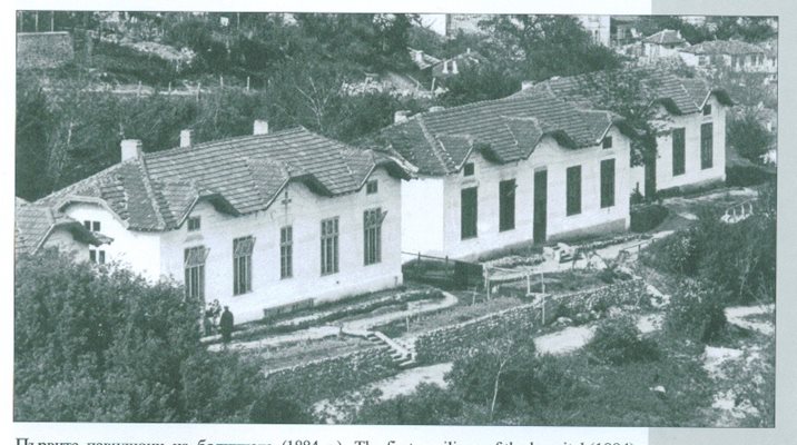 Отначало областната болница се помещавала в бейските къщи около р. Янтра.