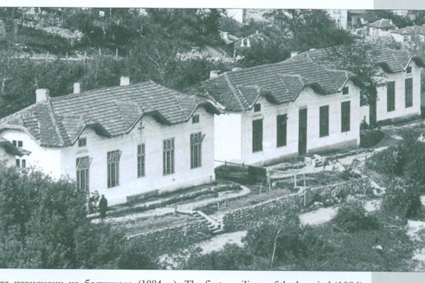 Отначало областната болница се помещавала в бейските къщи около р. Янтра.