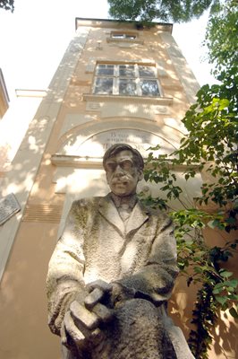 Къщата музей на поета Яворов е вече общинска собственост срещу малко повече от 1 млн. лв. - ще запази статута си - ще бъде укрепена и ще продължи да работи.