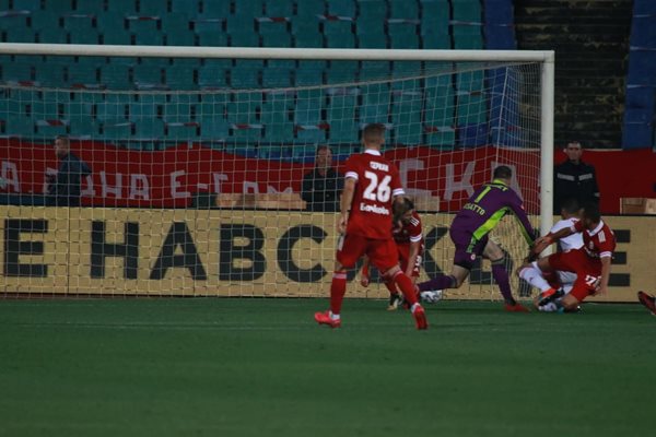 Даниел Младенов прави 2:0 за новака в Първа лига.