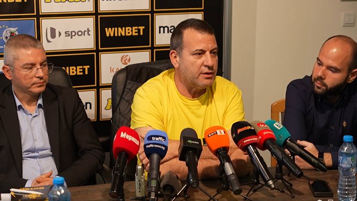 Илиян Филипов (в средата) увери, че Колежа ще бъде готов за мача на "Ботев" с "Левски".