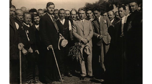Константин Муравиев (в средата) със свои съратници и симпатизанти от Земеделския съюз.