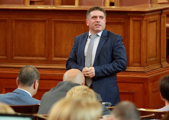 Шефът на парламентарната правна комисия Данаил Кирилов обясни, че още следващата седмица внесеният проект може да влезе в комисиите на НС, а по-следващата - да се гледа в пленарната зала.