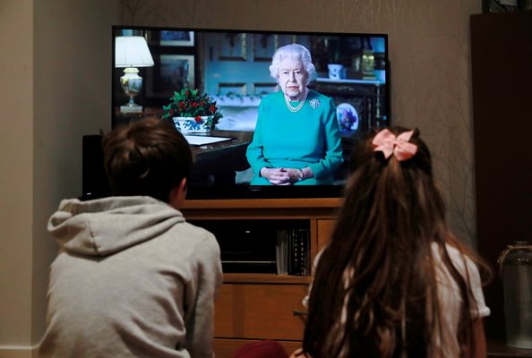 Това бе едва петият път, когато кралица Елизабет Втора прави специално телевизионно обръщение, откакто е заела престола на Обединеното кралство в средата на миналия век. Снимки: Ройтерс