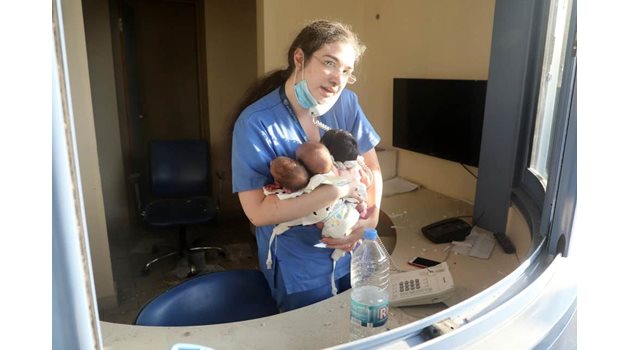 Как медсестра спаси 3 бебета при експлозията в Бейрут, а жена роди минути след нея