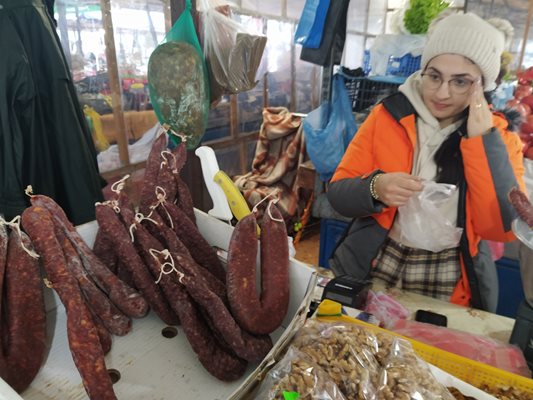 Млада търговка предлага домашни луканки по 32 лв. килограма.
