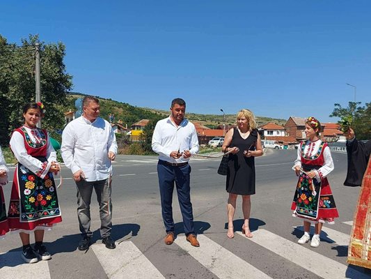 Кметът на „Родопи“ Павел Михайлов реже лентата на новия мост в Първенец