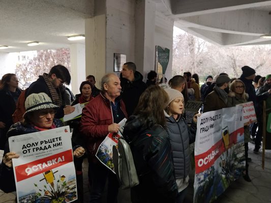 Преди заседанието граждани окупираха отвън местния парламент на Пловдив.