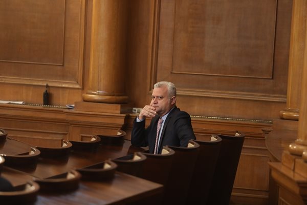 Зам.-правосъдният министър Емил Дечев слуша дебата в полупразната зала.