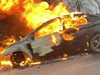 Кола се запали в Кричим, двама са в болница