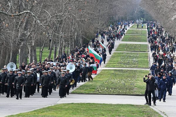 С тържествено вдигане на националното знаме и военен ритуал започна честването на 3 март във Варна