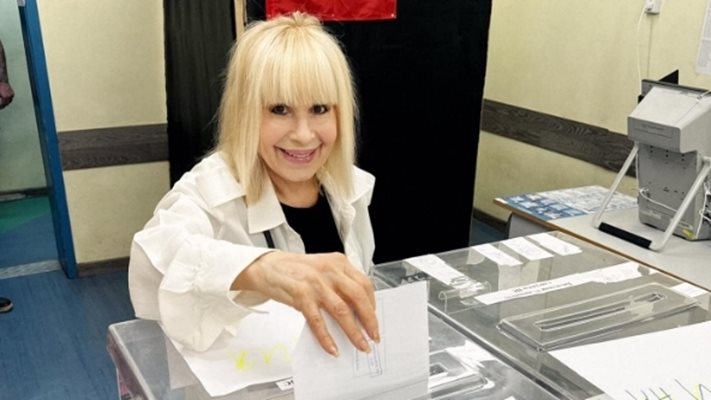 Лили Иванова си тръгна с бяла роза от избирателната секция