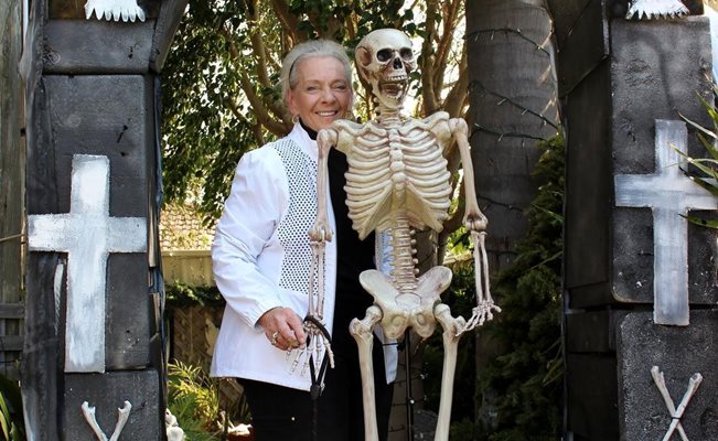 За Хелоуин Мери създава страховита атмосфера със скелети.