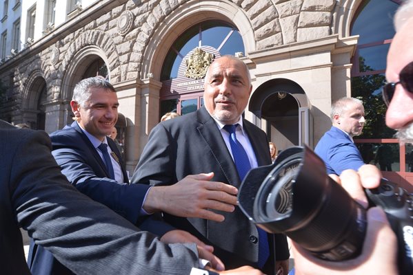 Бойко Борисов пред президентството Снимки: Йордан Симеонов
