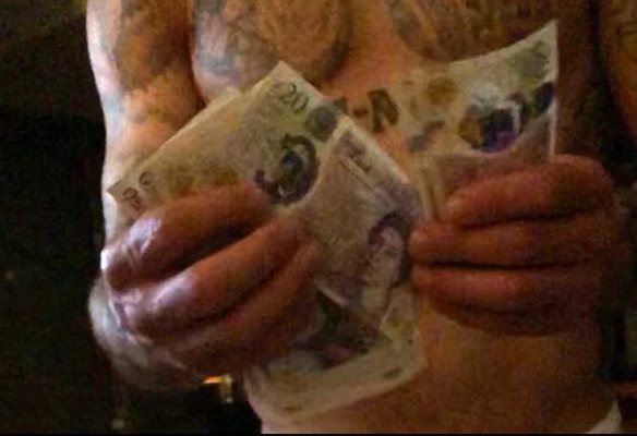 Играчът брои парите за услугите на двете проститутки