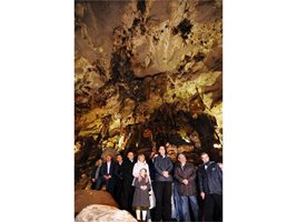 Министрите слушат изпълнението на Врачанската филхармония в пещерата Леденика, организирано от депутата от ГЕРБ Николай Коцев. 
СНИМКИ: ЙОРДАН СИМЕОНОВ