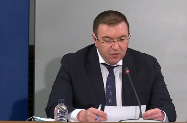 Здравният министър Костадин Ангелов на днешния брифинг.