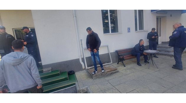 Арестуваният мъж, задигнал дограма от закрития плувен басейн в Благоевград.
