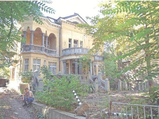 Седем души бяха обвинени за опит да продадат с измама имот на бащата на бизнесмена Валентин Златев. Къщата е на пъпа на София, на ул.