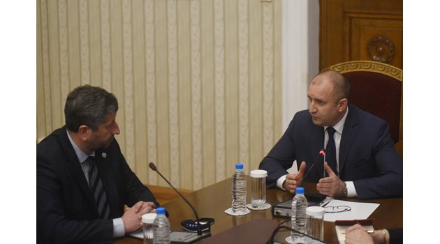 Съпредседателят на ДБ Христо Иванов и президентът Радев на петата за деня консултация на "Дондуков" 2