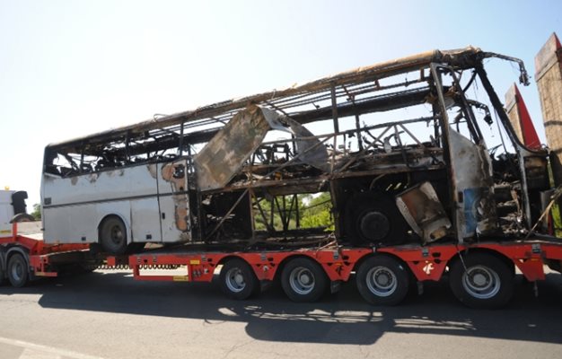 Взривеният автобус при терористичния атентат в Сарафово СНИМКА: Йордан Симеонов