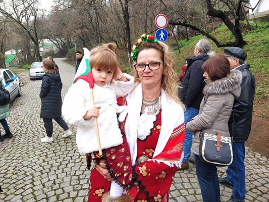 Райна Фиданова води малката Николета по патриотични събития от 3-месечната й възраст.