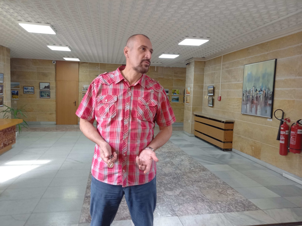 Осъденият на доживот полицай от Пловдив отказва да се предаде, барикадира се e в дома си (снимки)