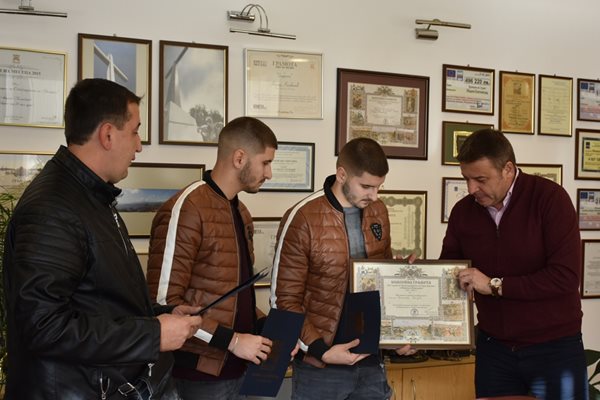 Кметът д-р Атанас Камбитов награди три момчета, помагали при гасене на пожар в жилищна кооперация.