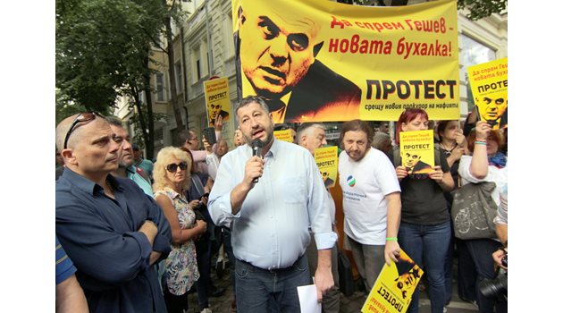 Съпредседателят на ДБ Христо Иванов на един от многобройните протести, които той поведе срещу главния прокурор Иван Гешев.