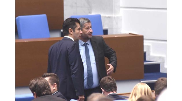 Кирил Петков и Христо Иванов разговарят по време на гласуването на вота.