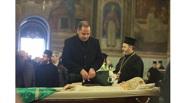 Вътрешният министър Калин Стоянов на поклонението пред патриарх Неофит